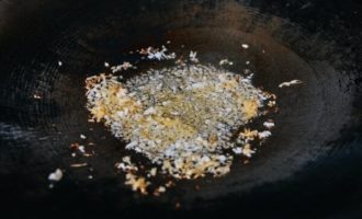 жарим чеснок и имбирь