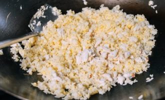 добавляем мясо краба