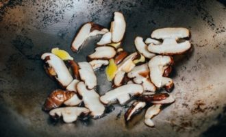 обжариваем грибы и имбирь