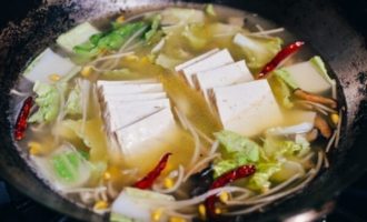 добавляем бульон и тофу