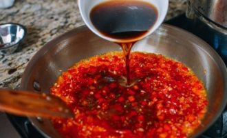 добавляем соевый соус