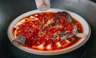 выкладываем соус на рыбу