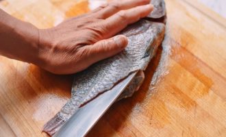 разрезаем тушку рыбы