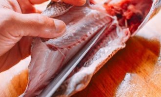 кости разрезаем ножницами