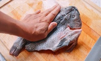 готовая к приготовлению тушка тилапии