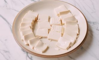 нарезанный тофу