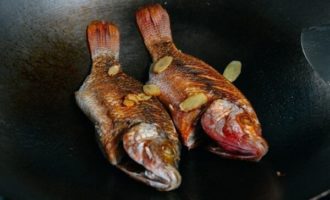 добавляем имбирь к рыбе