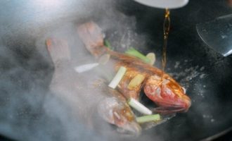 добавляем лук и вино