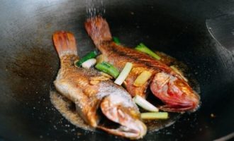 добавляем соусы и уксус