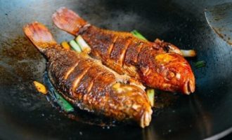 тушим тилапию на сковороде