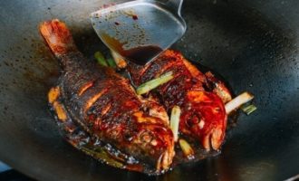 поливаем тилапию жидкостью со сковороды