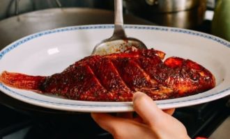 перекладываем рыбу на тарелку