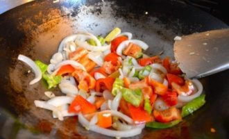 добавляем перец