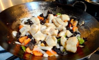 тушим рыбу с овощами