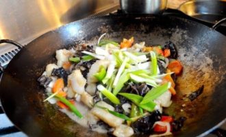 добавляем зеленый лук