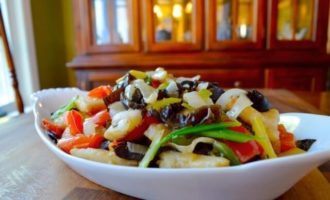 готовая тилапия с овощами