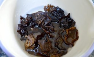 замачиваем грибы