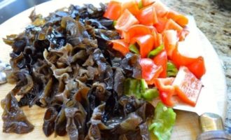 нарезаем грибы и перец