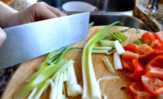 нарезаем зеленый лук