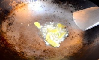 добавляем чеснок