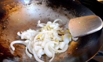 добавляем белый лук