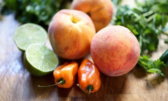 ингредиенты для персиковой сальсы