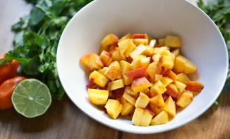 нарезаем персики