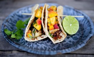 тако с треской и персиковой сальсой