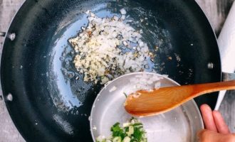 добавляем чеснок и лук