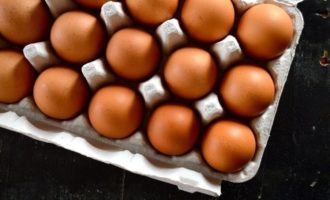 достаем яйца из холодильника