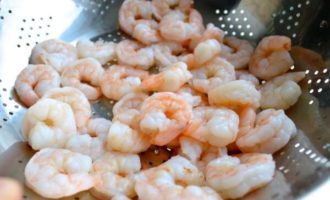 отвариавем креветки