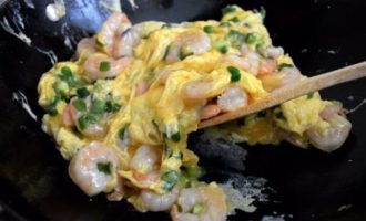 готовим яичницу с креветками