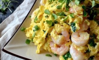 яичница с креветками