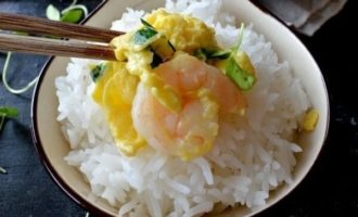 подача яичницы с вареным рисом