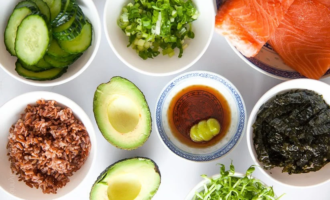 нарезаем ингредиенты для боула