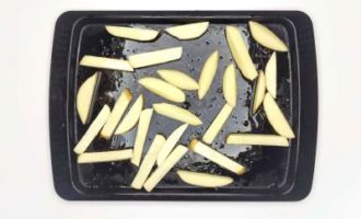 картофельные дольки на противне