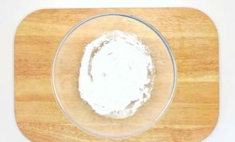 смешиваем муку и приправу