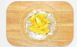 обваливаем рыбу в муке