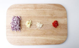 анрезаем лук, чеснок и перец