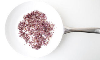 обжариваем лук