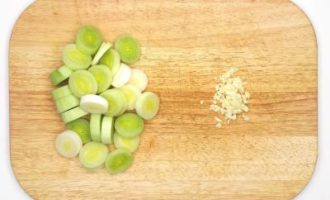 нарезаем лук и чеснок