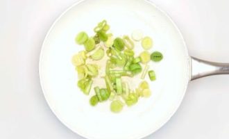 обжариваем лук и чеснок