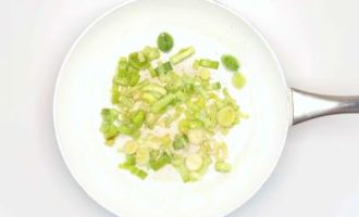 добавляем чеснок и муку