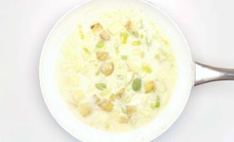 добавляем картошку и бульон