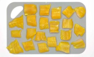 нарезаем пангасиуса на куски