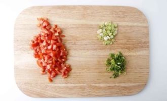 нарезаем огурец и лук