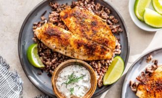 готовая тилапия с рисом и соусом