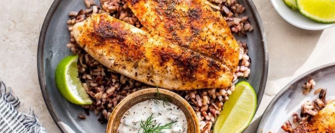 готовая тилапия с рисом и соусом