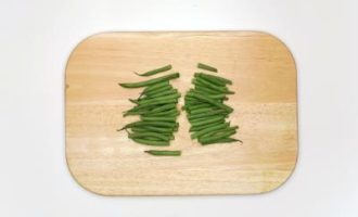 нарезаем пополам стручковую фасоль