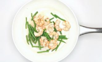 обжарвиаем креветки и фасоль